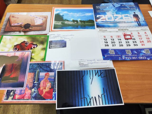 Комплект карточек и конверты, раскладка на столе